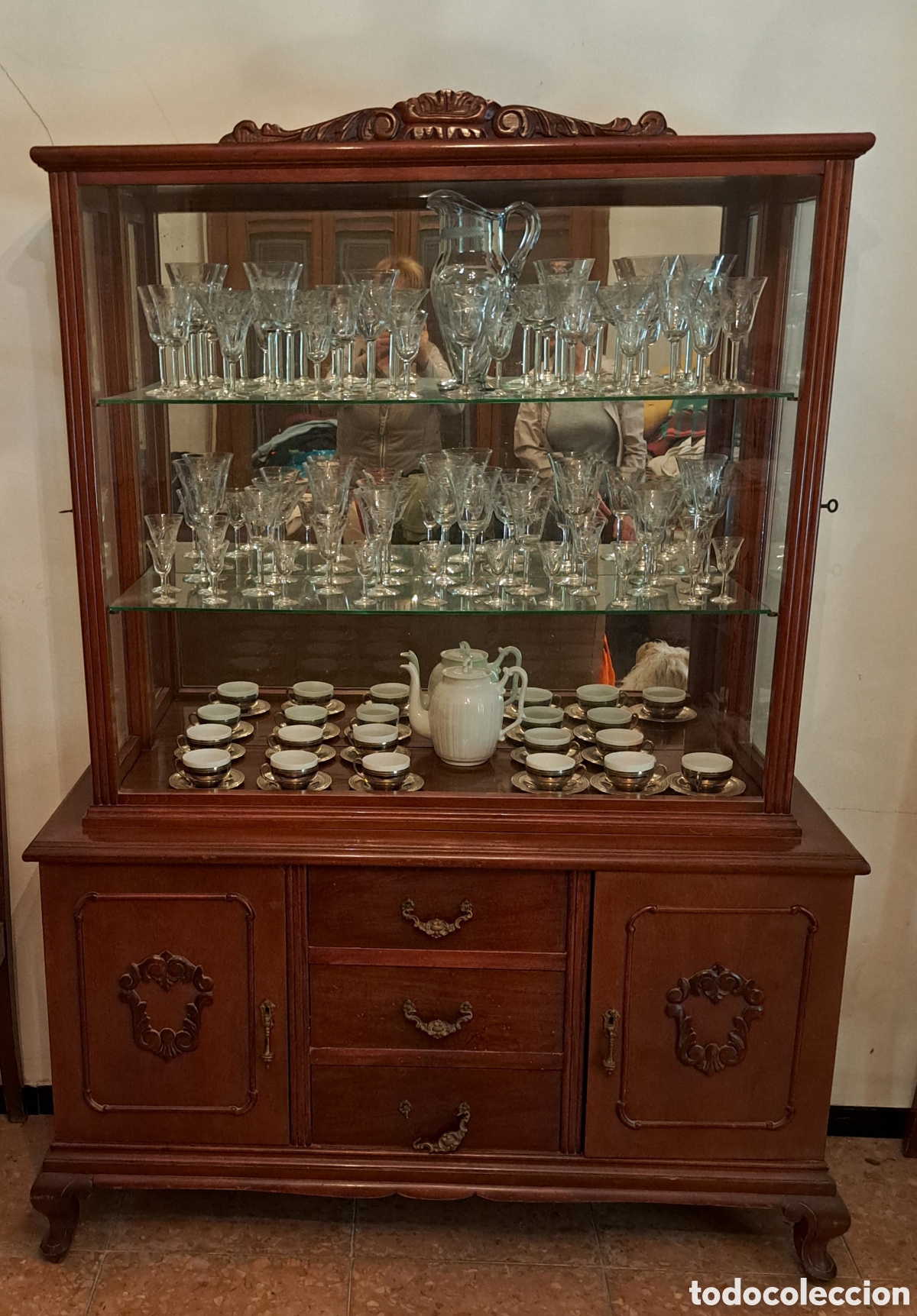 Antig&uuml;edades: Mueble vitrina con cristaler&iacute;a. - Foto 1