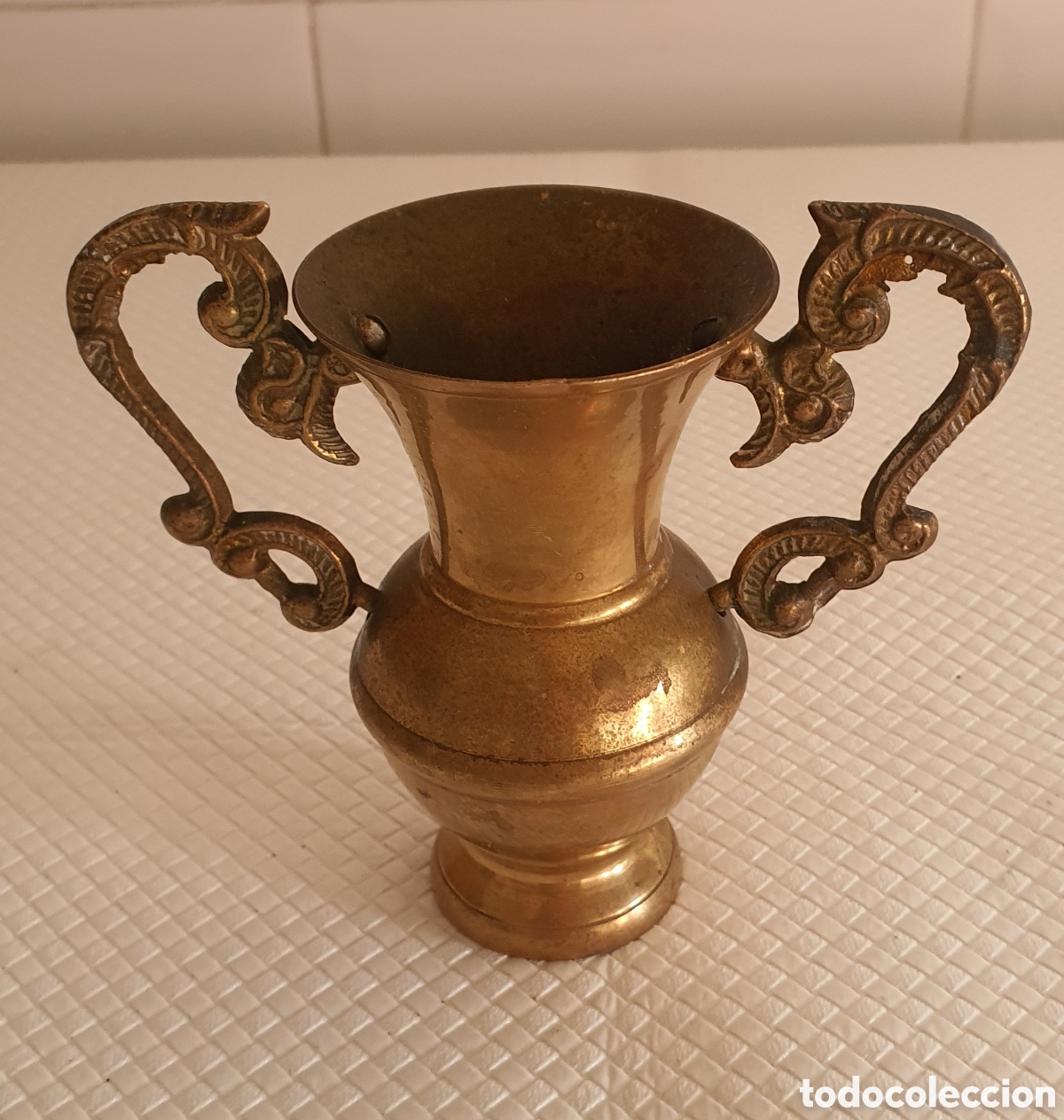 Antig&uuml;edades: Jarra decorativa en metal. - Foto 1