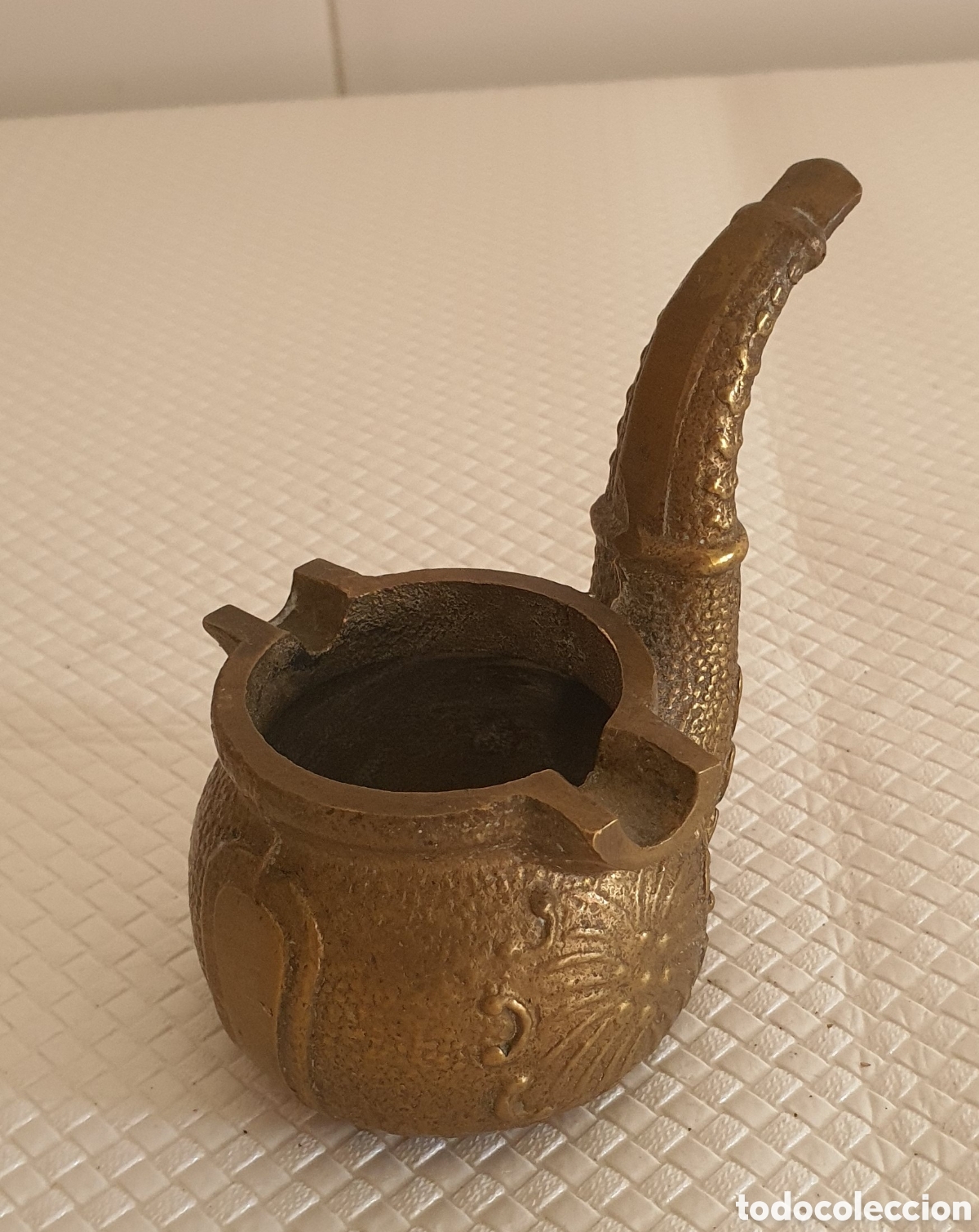 Antig&uuml;edades: Antiguo cenicero en forma de pipa en bronce - Foto 1