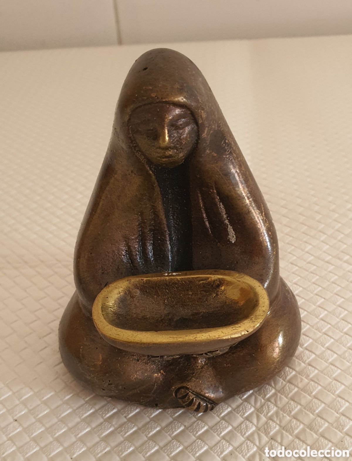 Antig&uuml;edades: Figura de mujer sentada - Foto 1