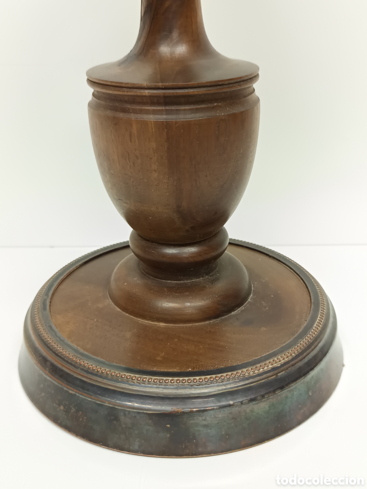 Antig&uuml;edades: Candelabro en madera de nogal y metal - Foto 4