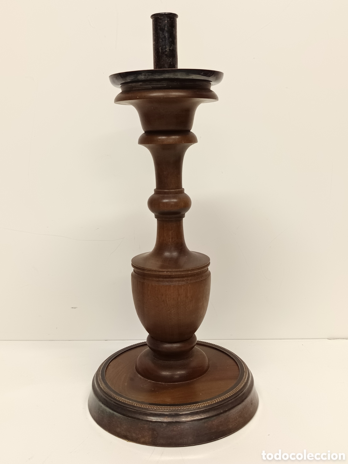 Antig&uuml;edades: Candelabro en madera de nogal y metal - Foto 1
