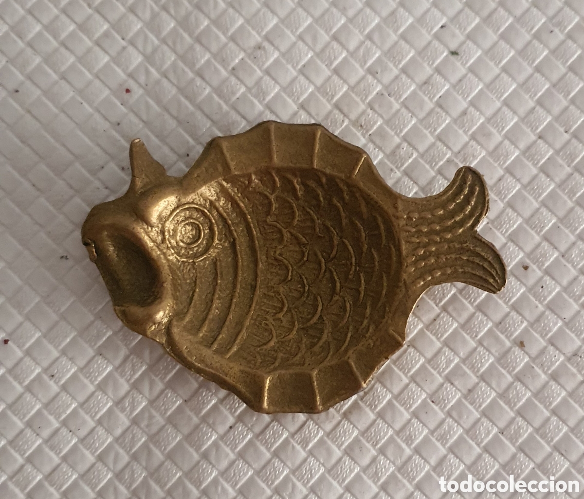 Antig&uuml;edades: Cenicero metalico con forma de pez - Foto 1