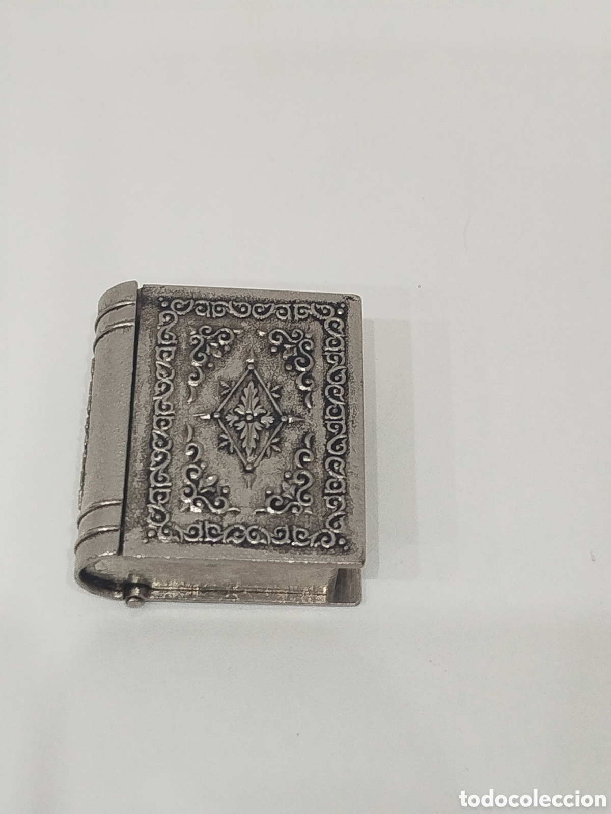 Antig&uuml;edades: PASTILLERO METALICO EN FORMA DE LIBRO - Foto 2
