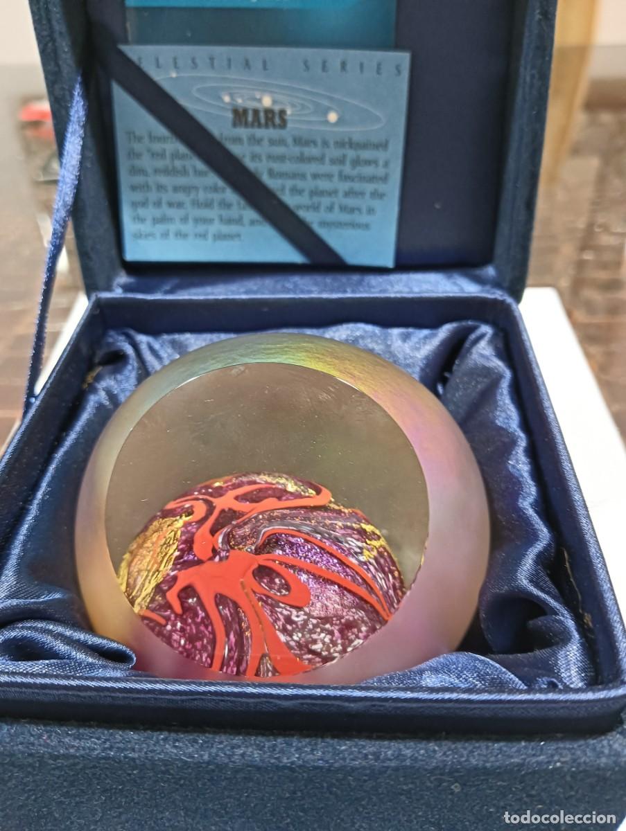 Antig&uuml;edades: Mars &rdquo;Planets&rdquo; Glass Eye Studio paperweight. - Foto 2
