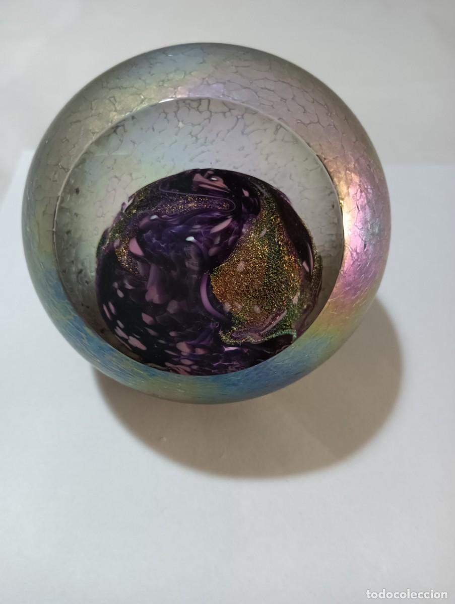 Antig&uuml;edades: Pluto &rdquo;Planets&rdquo; Glass Eye Studio paperweight. - Foto 1