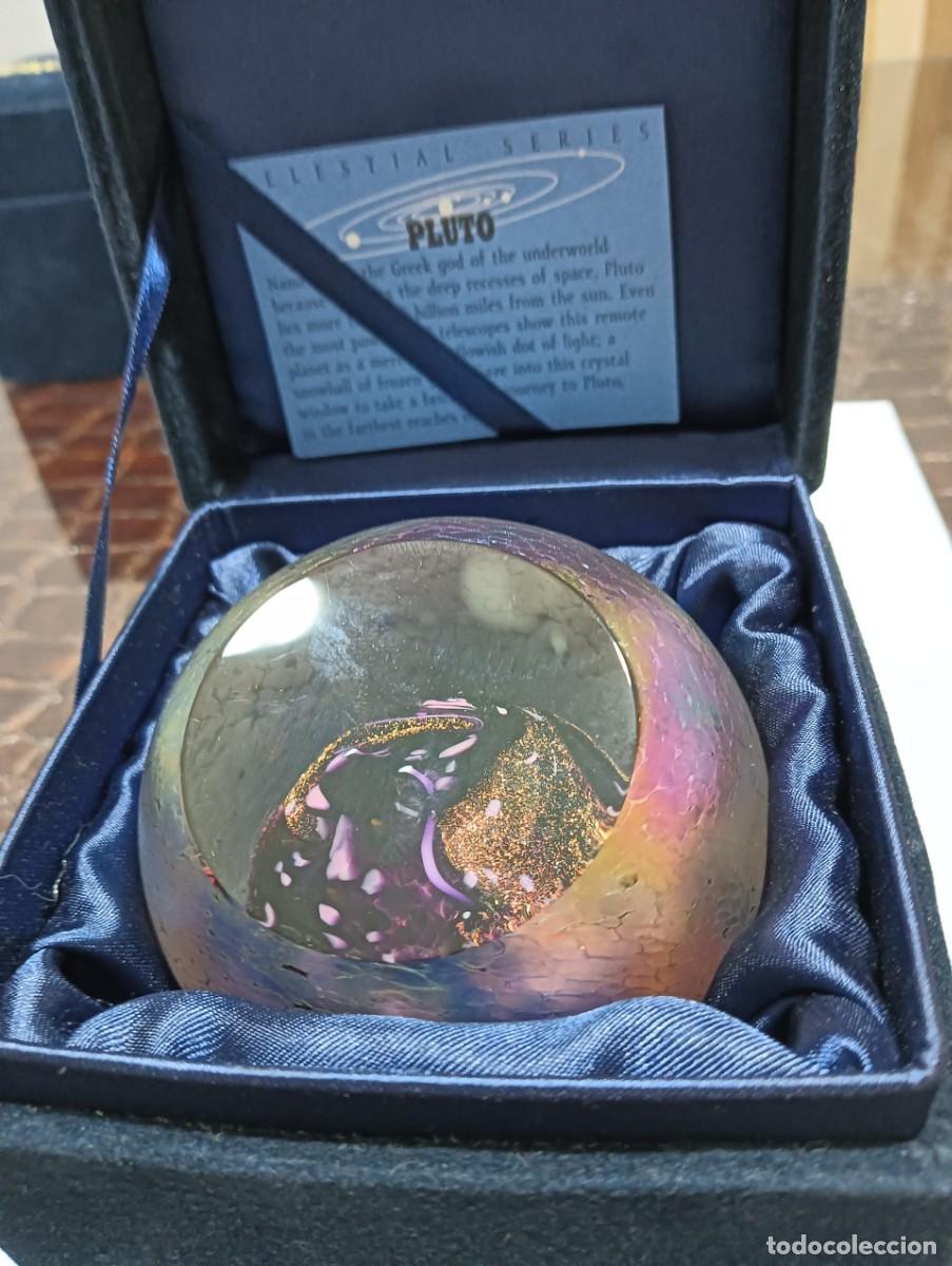 Antig&uuml;edades: Pluto &rdquo;Planets&rdquo; Glass Eye Studio paperweight. - Foto 2