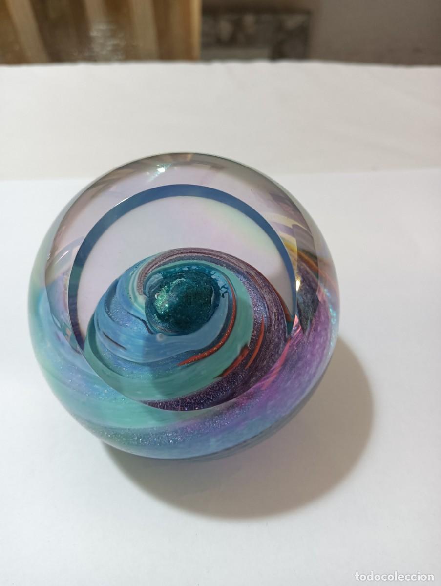 Antig&uuml;edades: Uranus &rdquo;Planets&rdquo; Glass Eye Studio paperweight. - Foto 1