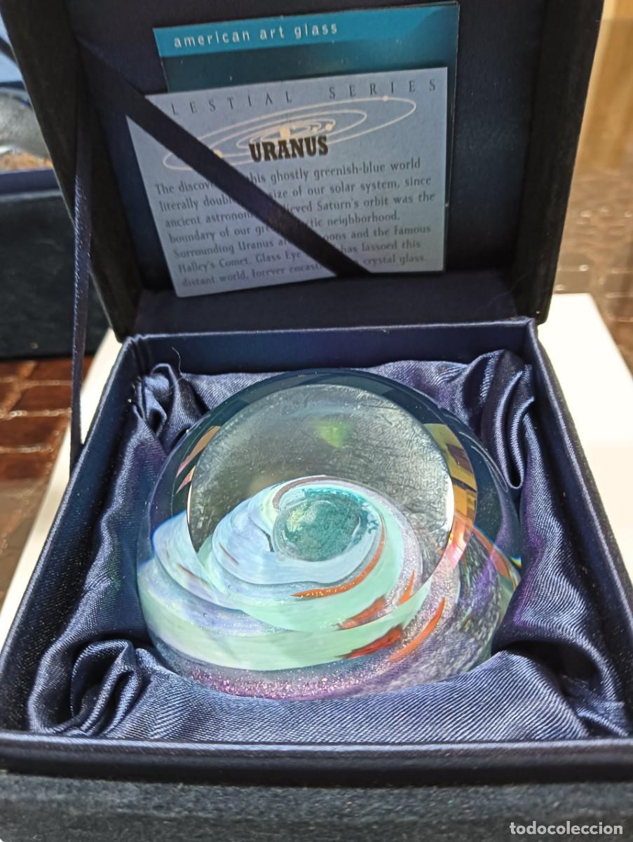 Antig&uuml;edades: Uranus &rdquo;Planets&rdquo; Glass Eye Studio paperweight. - Foto 2