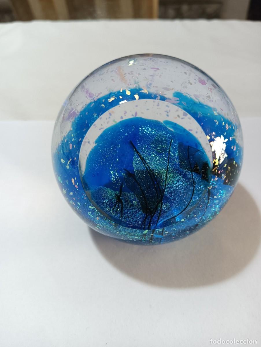 Antig&uuml;edades: Neptune &rdquo;Planets&rdquo; Glass Eye Studio paperweight. - Foto 1