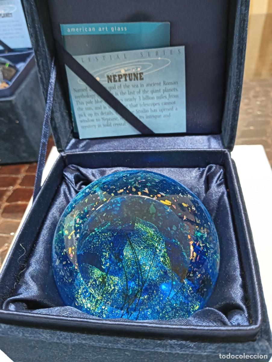 Antig&uuml;edades: Neptune &rdquo;Planets&rdquo; Glass Eye Studio paperweight. - Foto 2