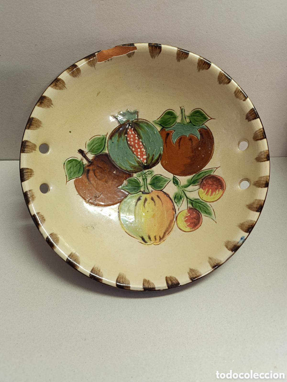 Antig&uuml;edades: BANDEJA CUENCO, FRUTERO O CENTRO DE MESA, EN CERAMICA CON DECORACION FRUTAL. FIRMADO PUIGDEMOUNT