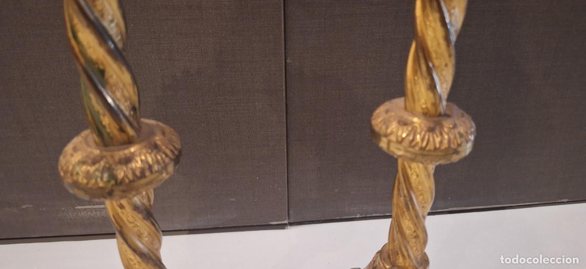 Antig&uuml;edades: Pareja de candelabros de bronce, estilo salom&oacute;nico con columna retorcida - Foto 5