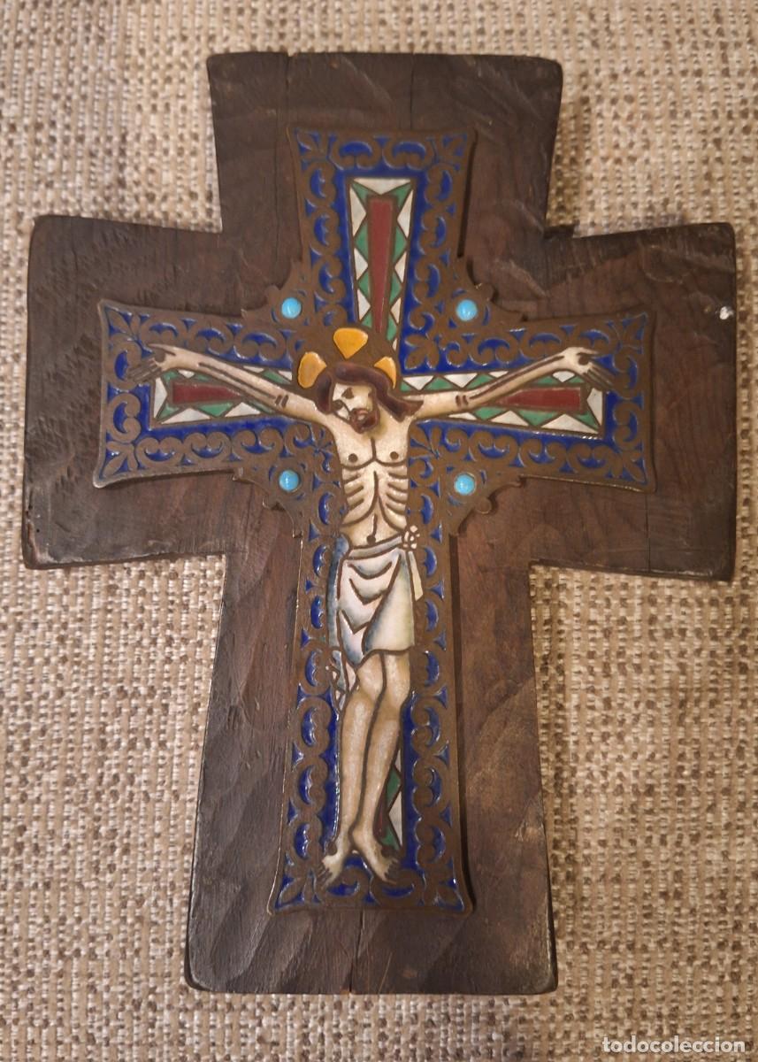 Antig&uuml;edades: Crucifijo antiguo de metal esmaltado sobre madera - Foto 1