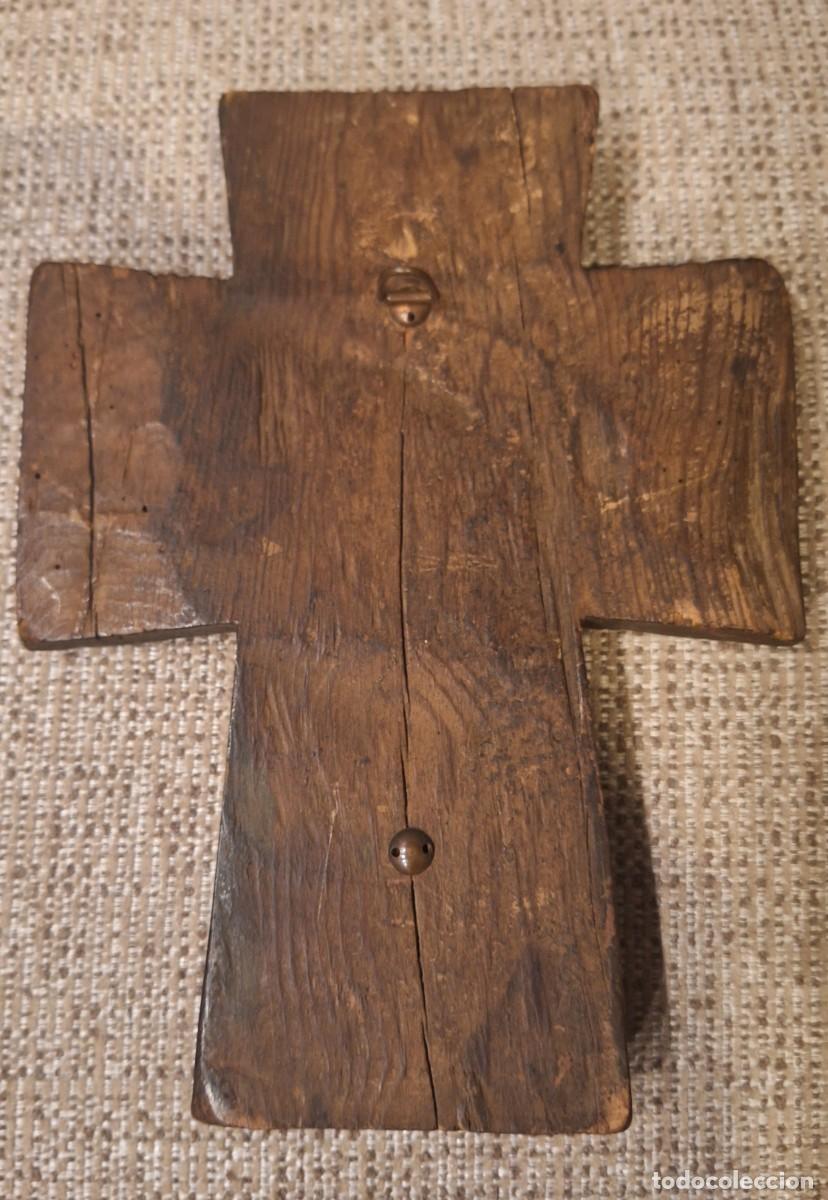 Antig&uuml;edades: Crucifijo antiguo de metal esmaltado sobre madera - Foto 3