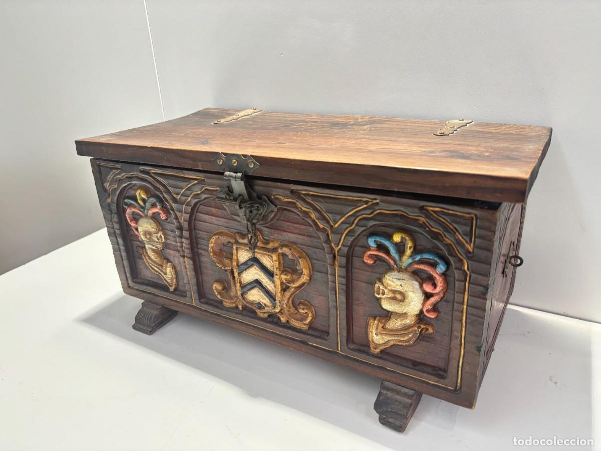 Antig&uuml;edades: COFRE BAUL MADERA TALLADA ESCUDOS HERALDICOS PINTADO A MANO
