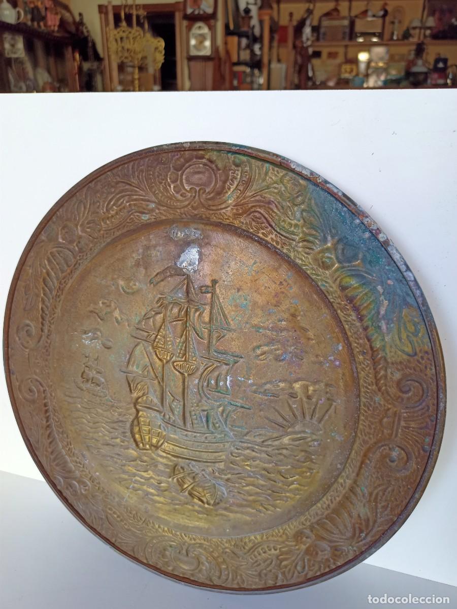 Antig&uuml;edades: Bandeja de lat&oacute;n de 36cm - Foto 3