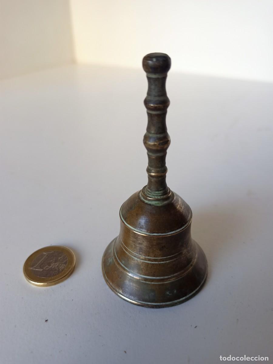 Antig&uuml;edades: Peque&ntilde;a campana de bronce - Foto 1