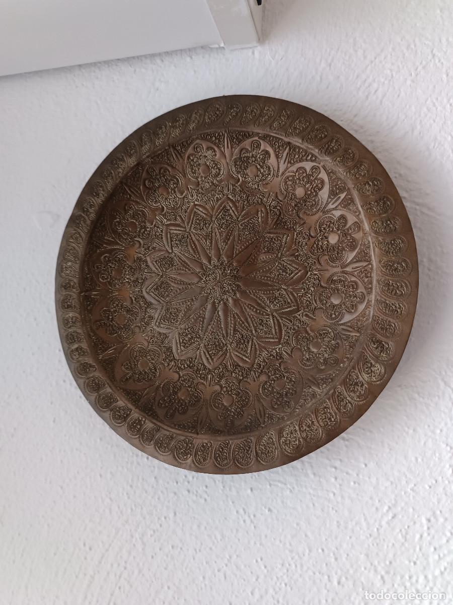 Antig&uuml;edades: PLATO ESTILO ARABESCO EN METAL - Foto 2