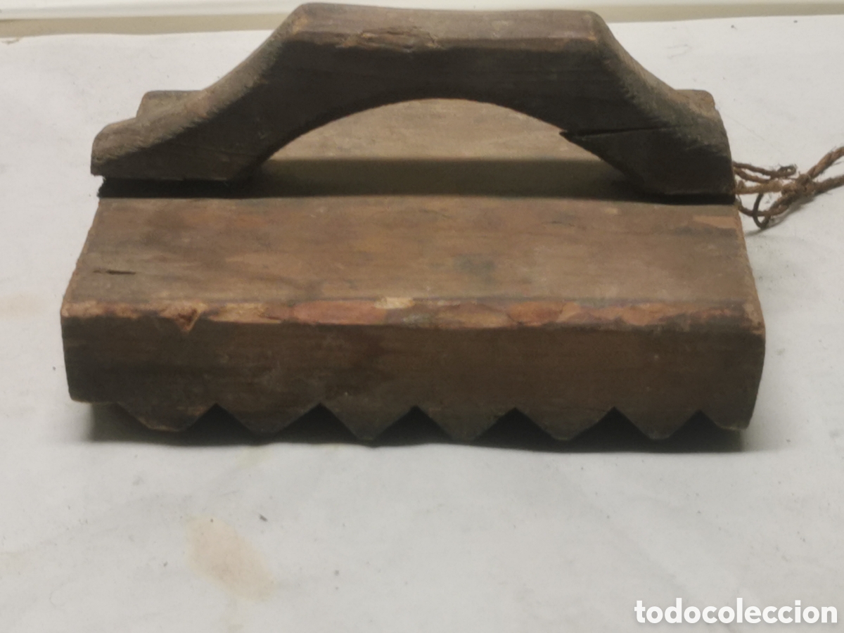 Antig&uuml;edades: Cepillo madera para animales - Foto 1