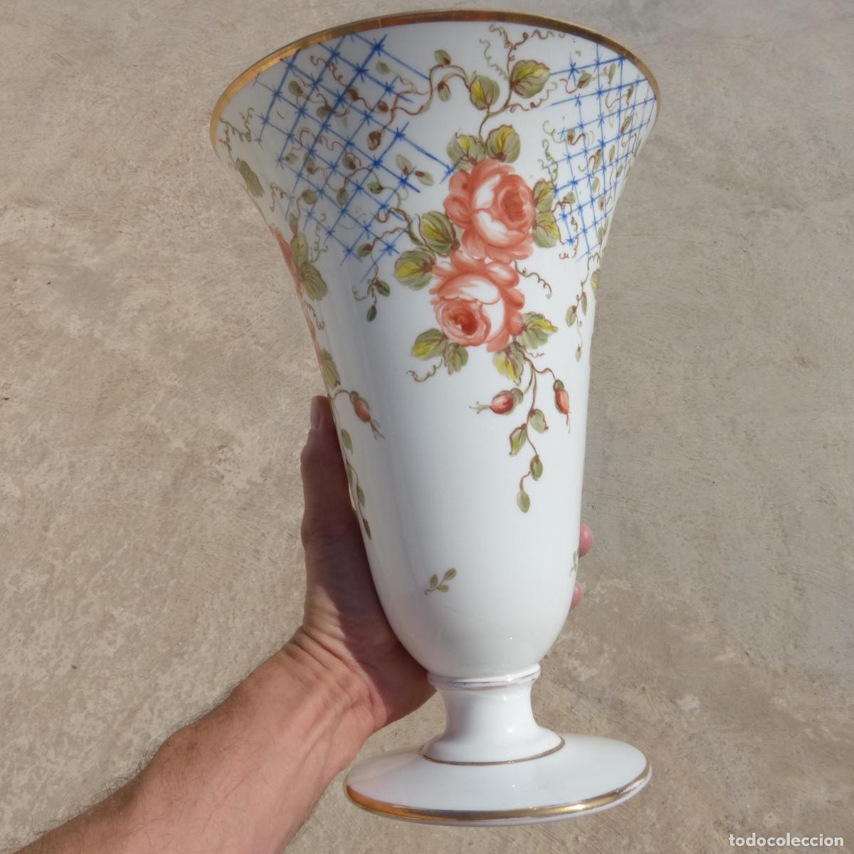 Antig&uuml;edades: Antiguo centro de opalina pintado a mano, 31,5cm, 1778gr. - Foto 1