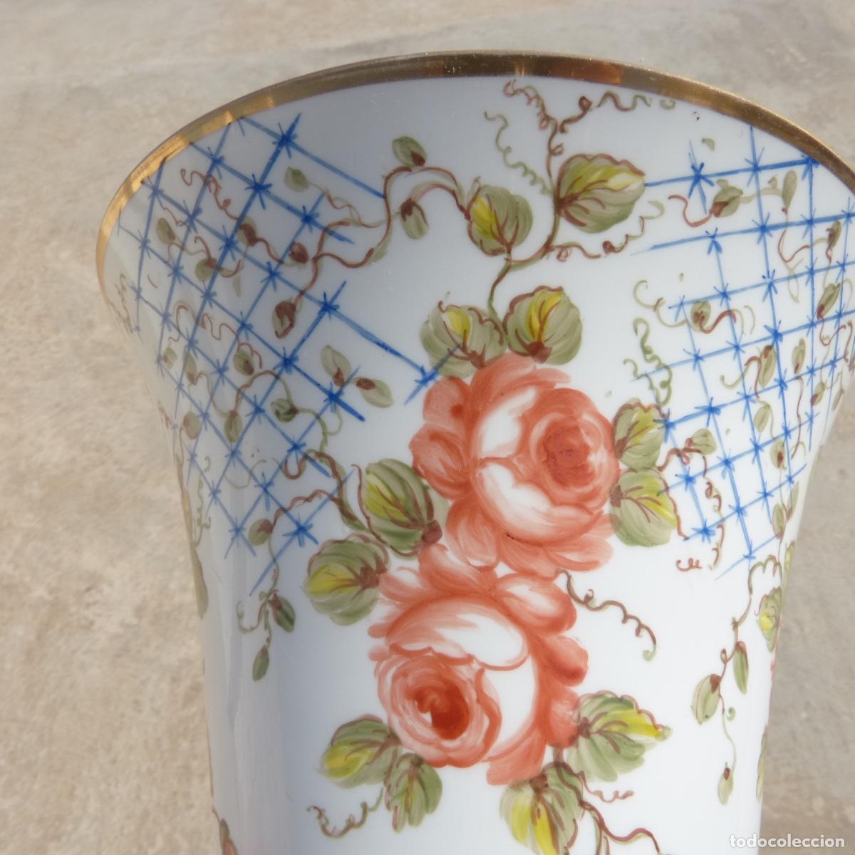 Antig&uuml;edades: Antiguo centro de opalina pintado a mano, 31,5cm, 1778gr. - Foto 2