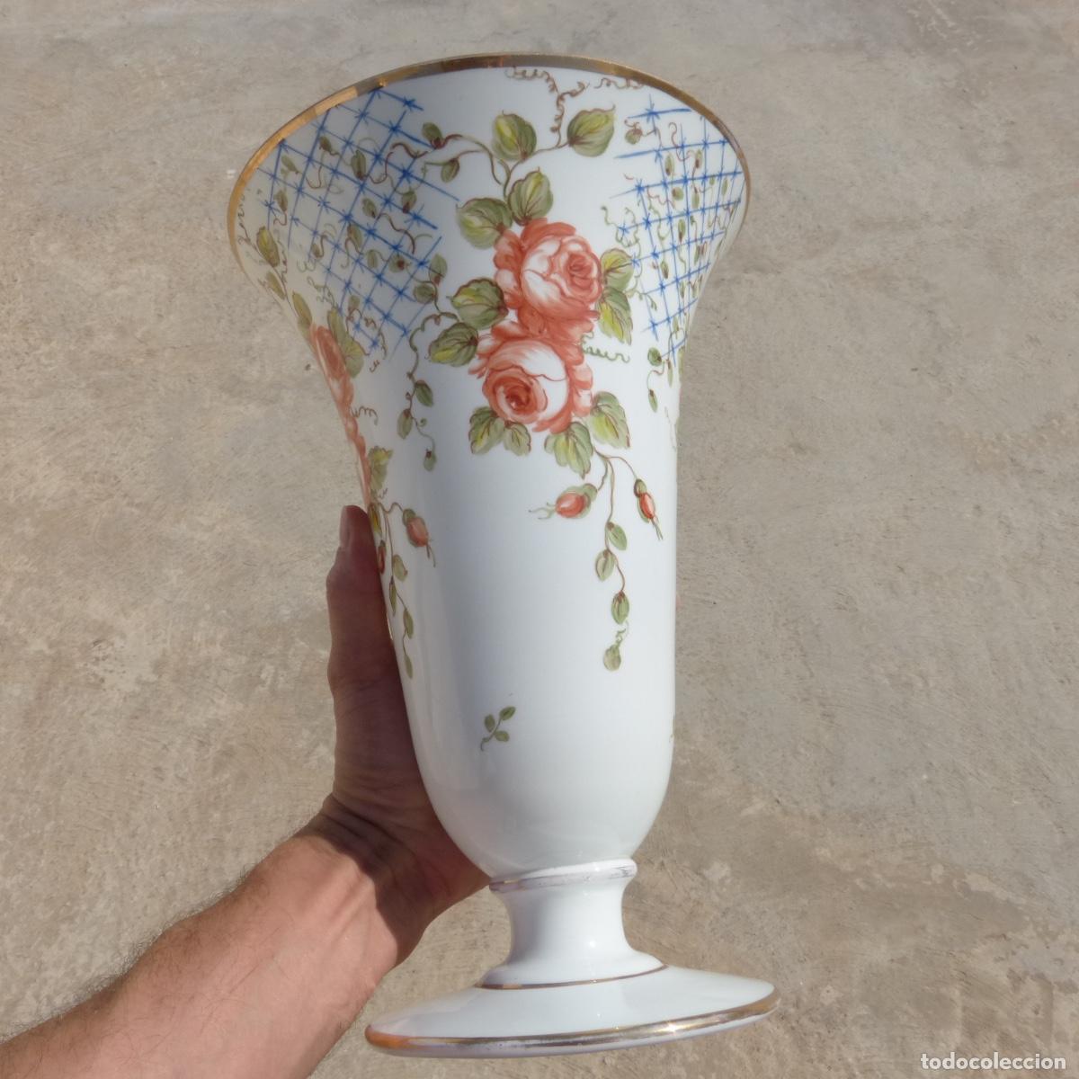 Antig&uuml;edades: Antiguo centro de opalina pintado a mano, 31,5cm, 1778gr. - Foto 4