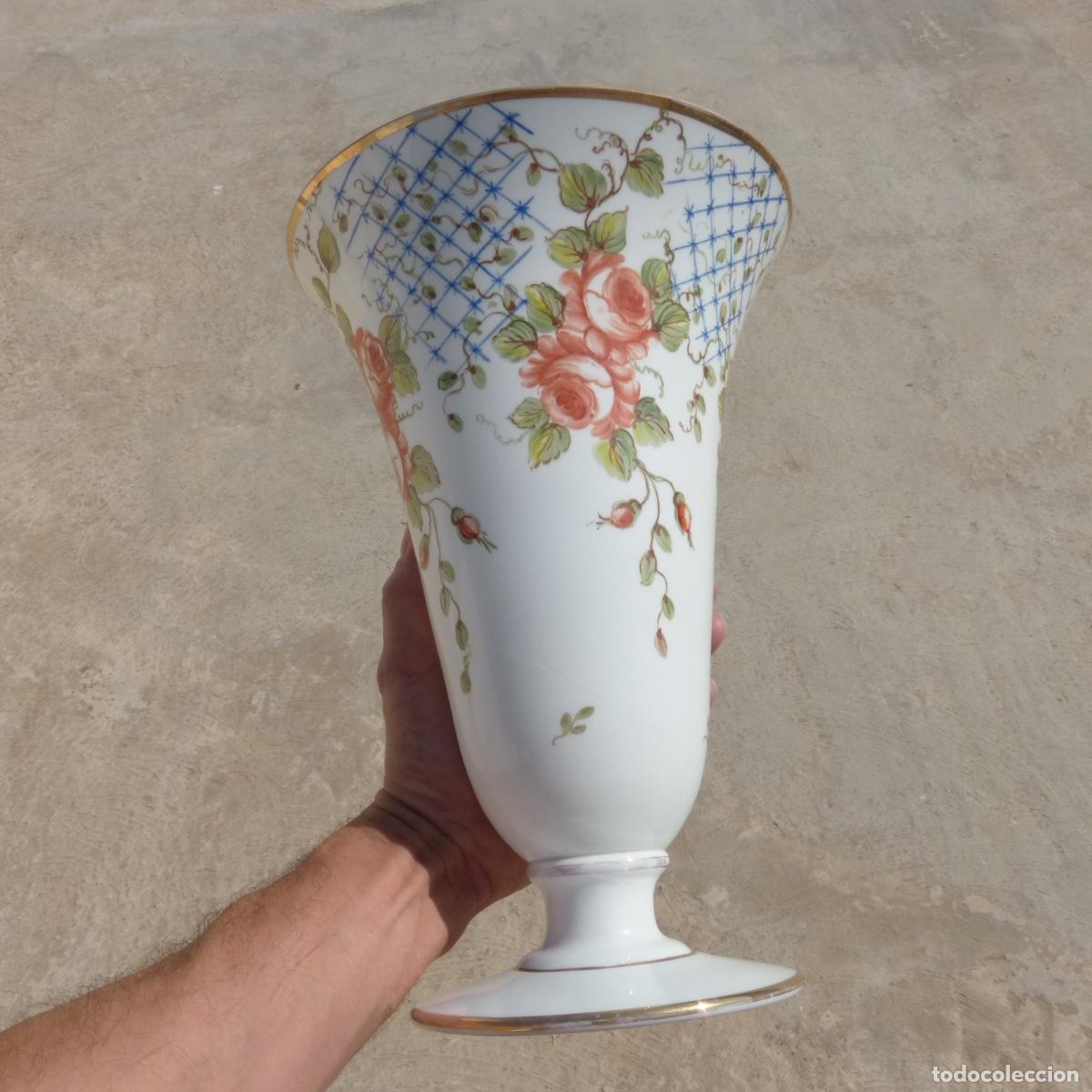 Antig&uuml;edades: Antiguo centro de opalina pintado a mano, 31,5cm, 1778gr. - Foto 5