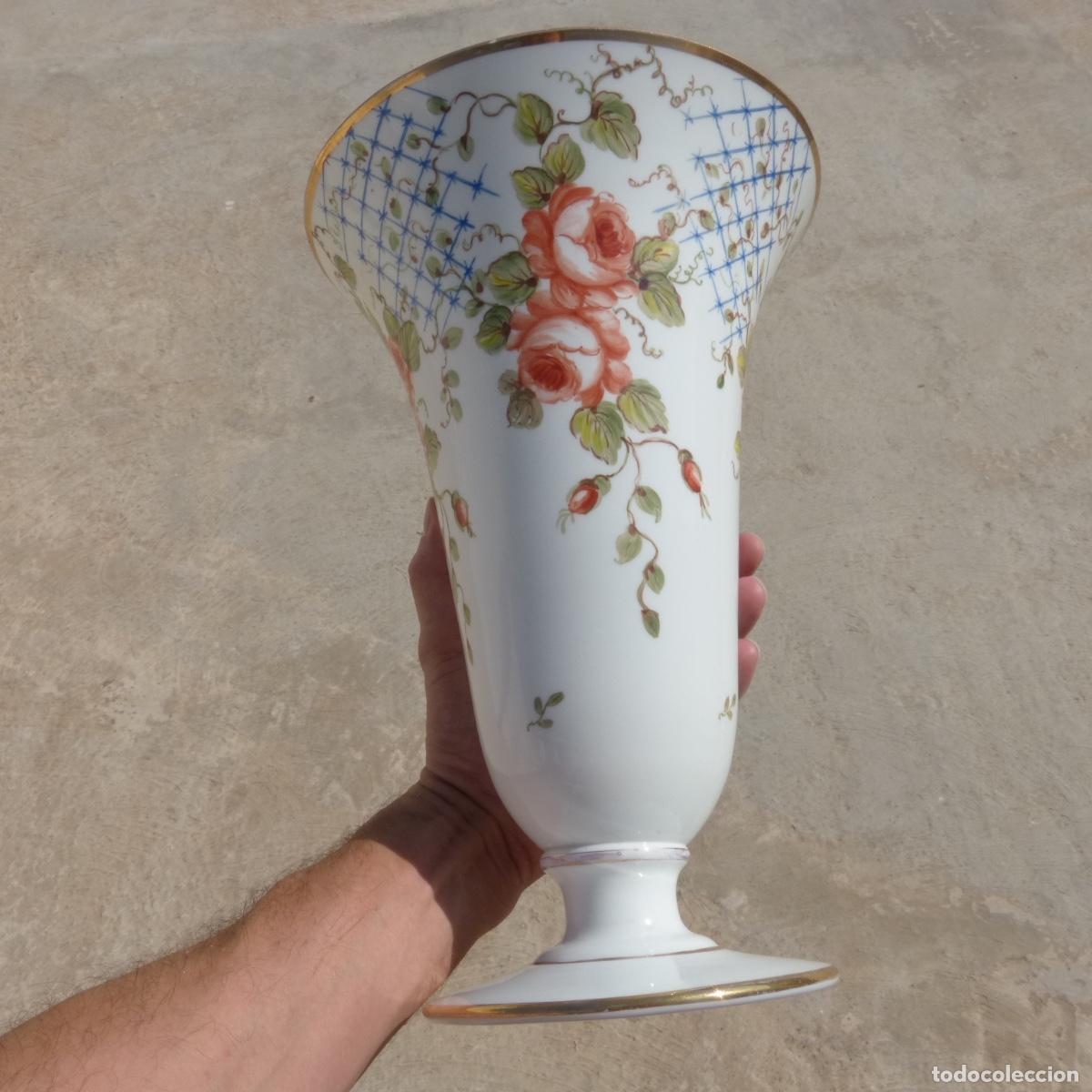 Antig&uuml;edades: Antiguo centro de opalina pintado a mano, 31,5cm, 1778gr. - Foto 6