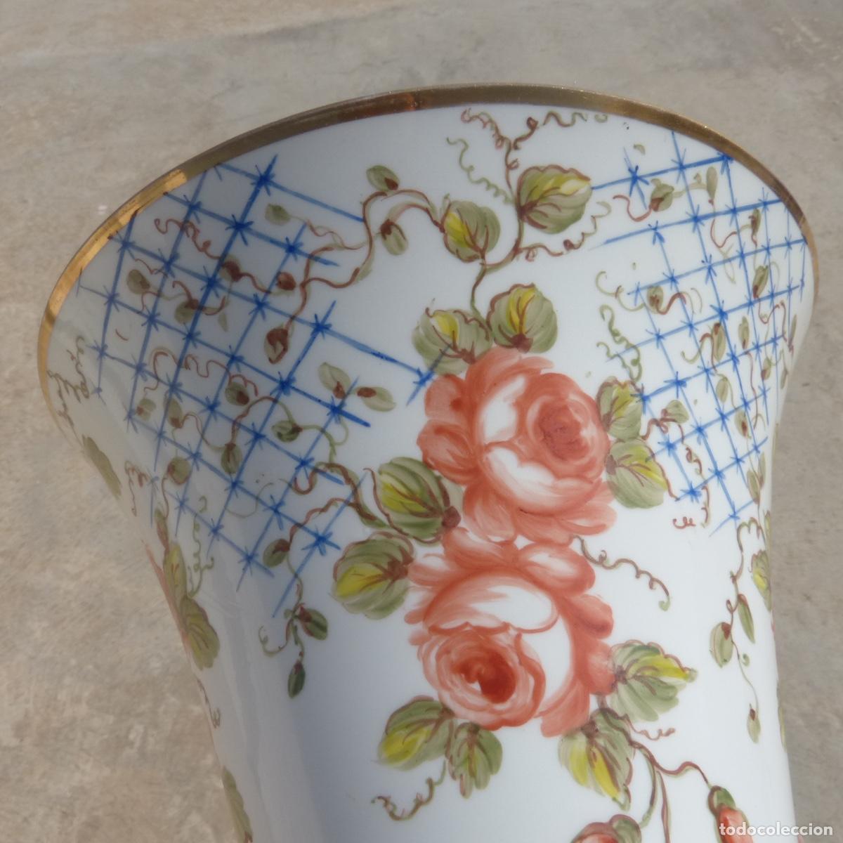 Antig&uuml;edades: Antiguo centro de opalina pintado a mano, 31,5cm, 1778gr. - Foto 8