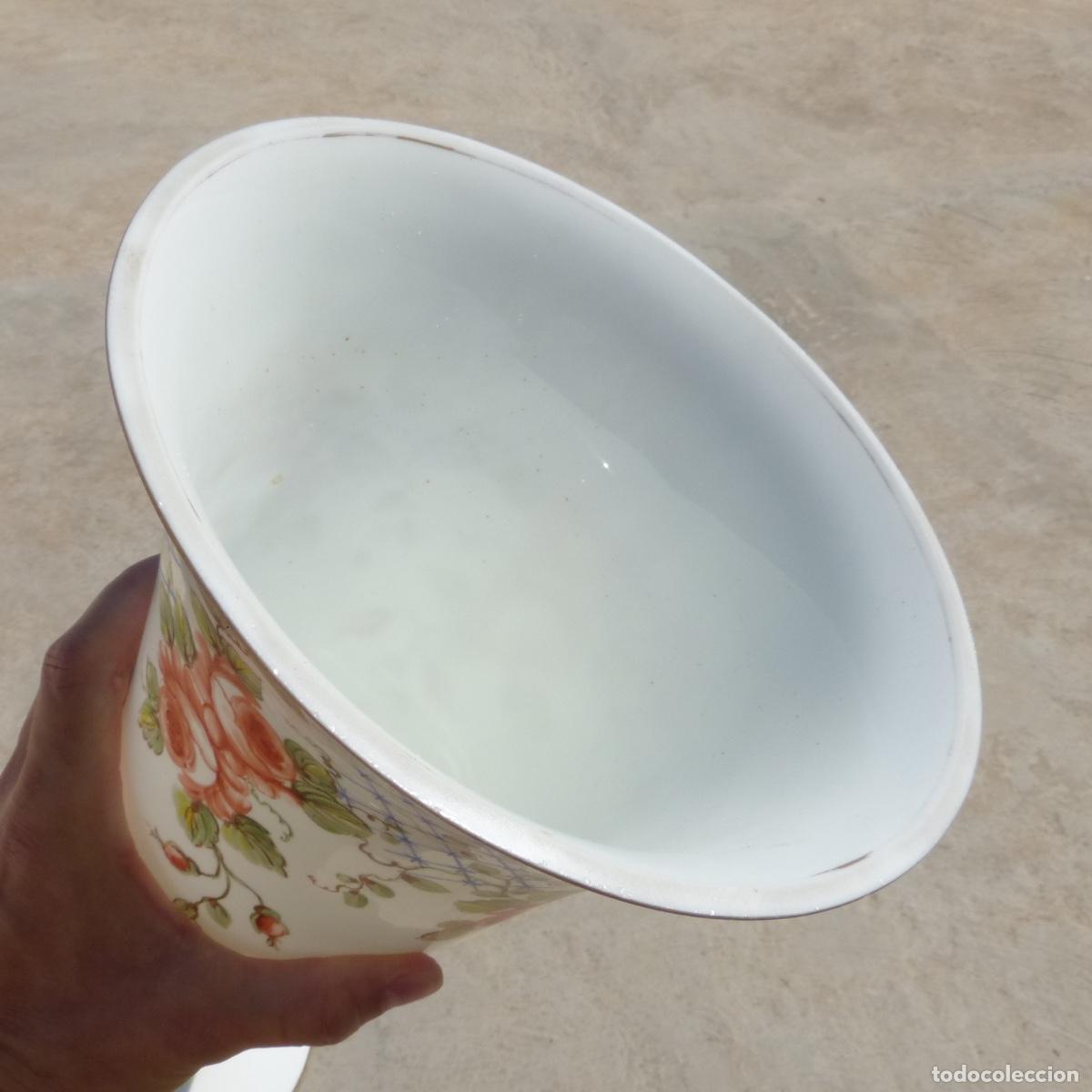 Antig&uuml;edades: Antiguo centro de opalina pintado a mano, 31,5cm, 1778gr. - Foto 9