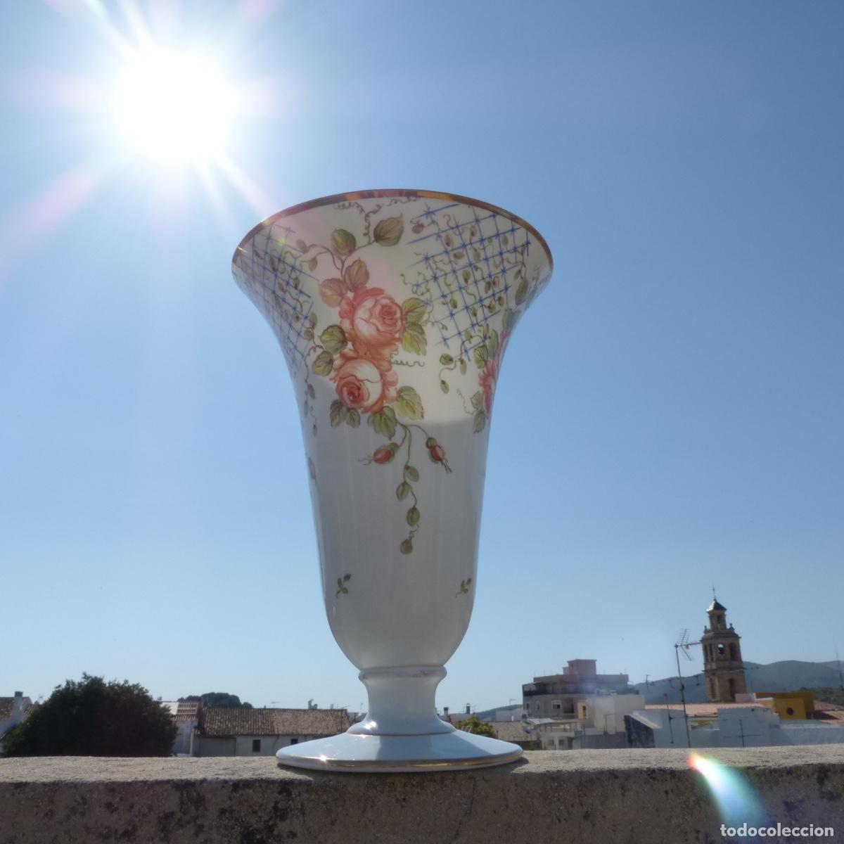 Antig&uuml;edades: Antiguo centro de opalina pintado a mano, 31,5cm, 1778gr. - Foto 13