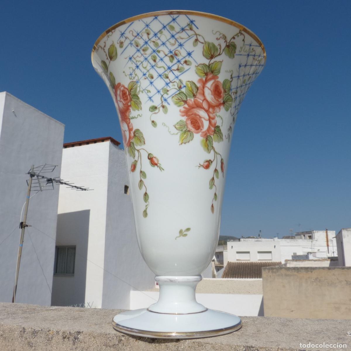 Antig&uuml;edades: Antiguo centro de opalina pintado a mano, 31,5cm, 1778gr. - Foto 14
