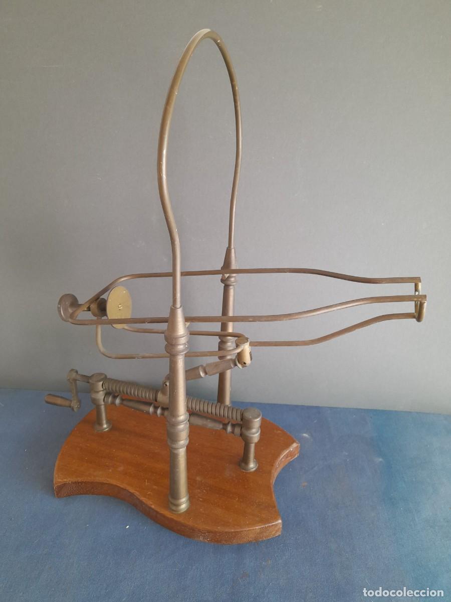 Antiquit&eacute;s: decanter / decantador de botellas de madera y laton, con manivela para inclinar la botella 44cm apro