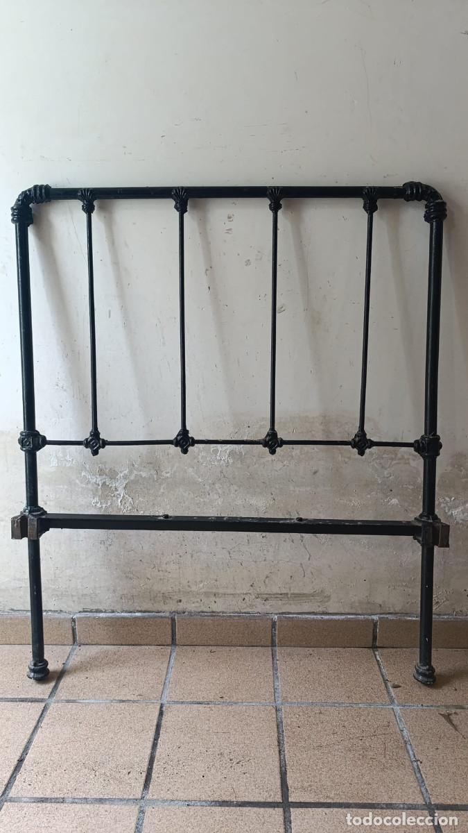 Antig&uuml;edades: Cabecero de cama antiguo de hierro - Foto 1