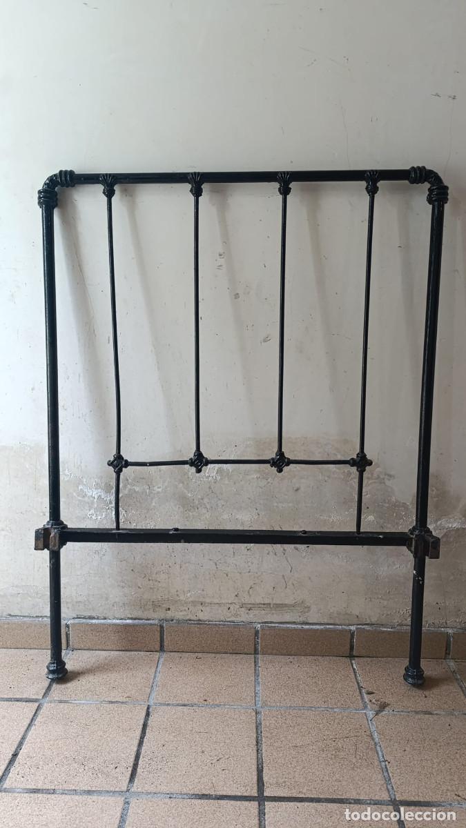 Antig&uuml;edades: Cabecero de cama antiguo de hierro - Foto 1