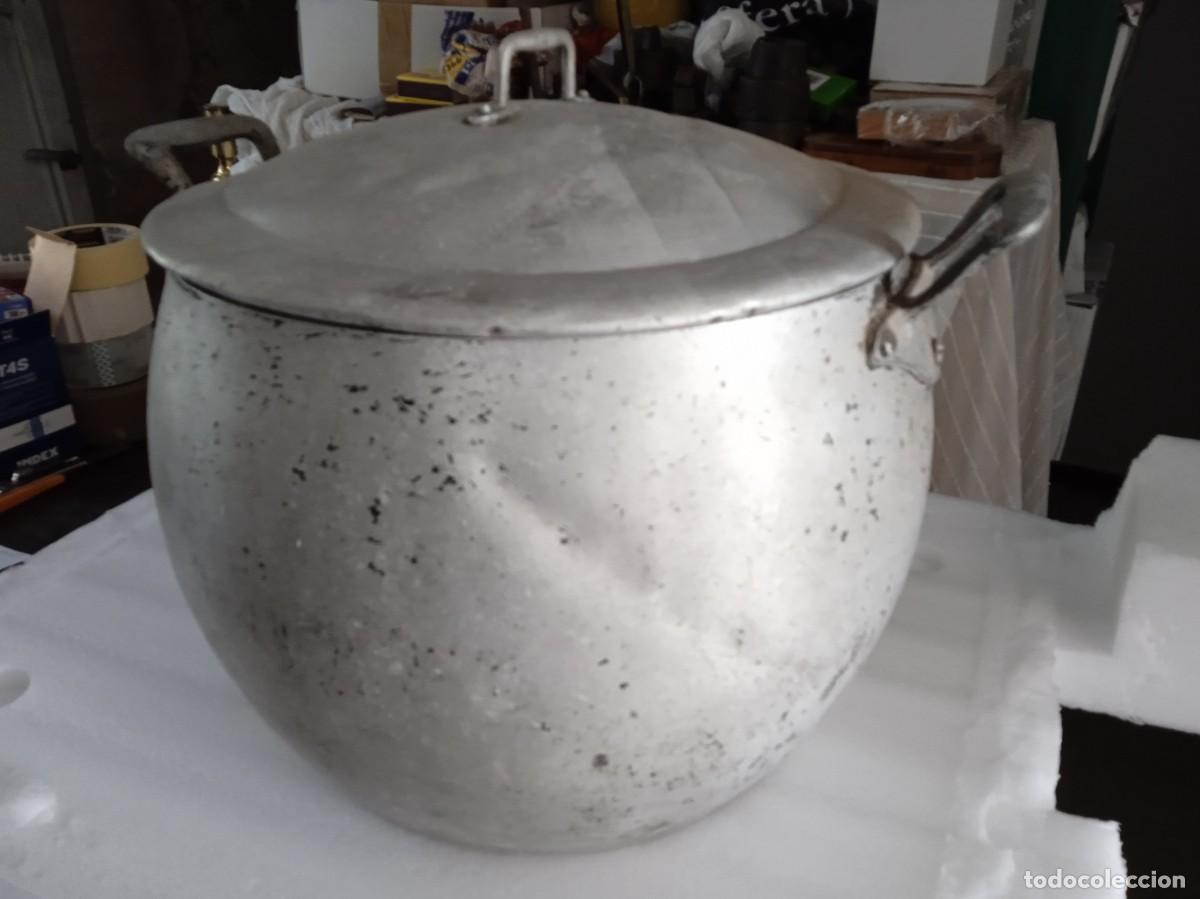 Antig&uuml;edades: Olla antigua grande de aluminio con tapadera - Foto 1