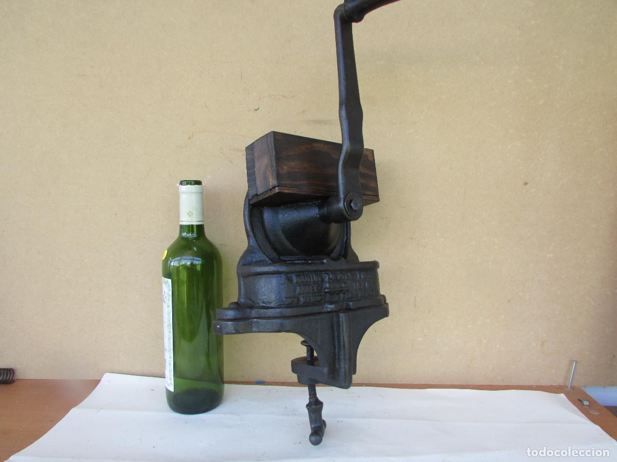 Antig&uuml;edades: Molinillo de caf&eacute; franc&eacute;s a&ntilde;o 1876 grabado. Hierro fundido. Con prensa para sujetar
