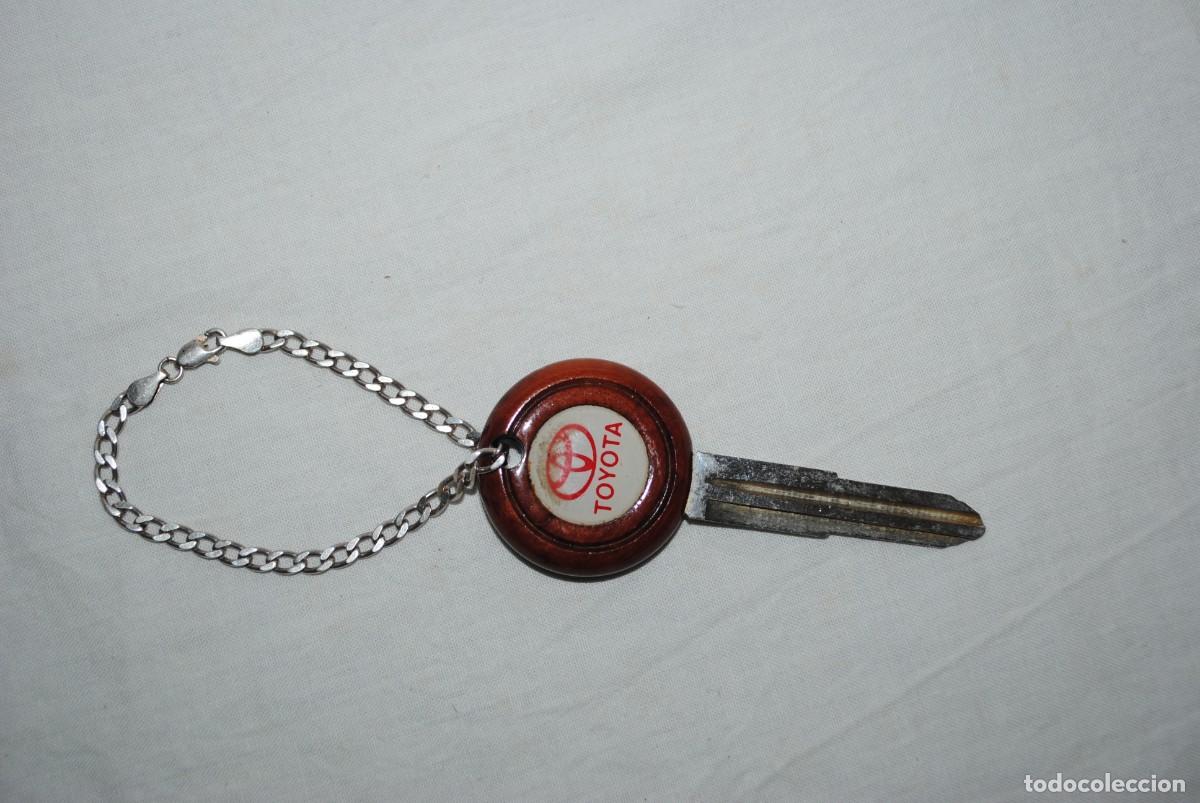 Antig&uuml;edades: LLAVE MARCA TOYOTA CON CADENA DE PLATA . - Foto 1