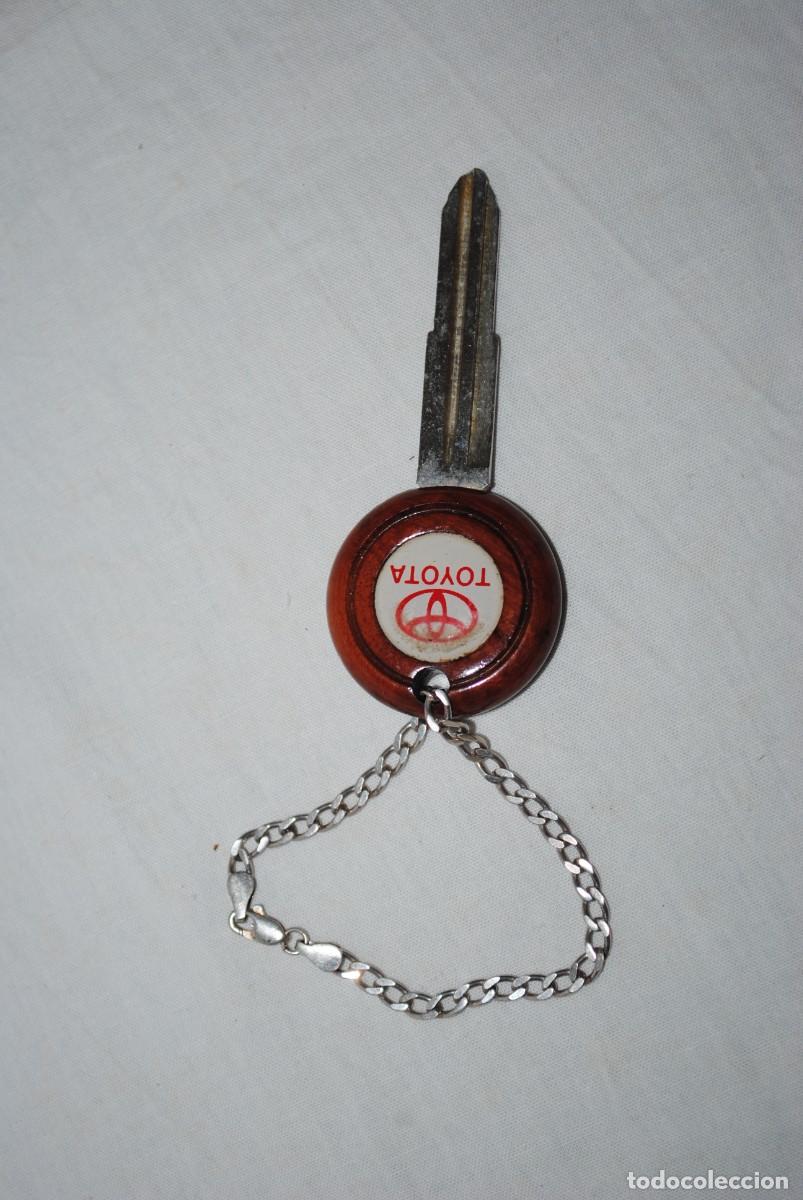 Antig&uuml;edades: LLAVE MARCA TOYOTA CON CADENA DE PLATA . - Foto 2