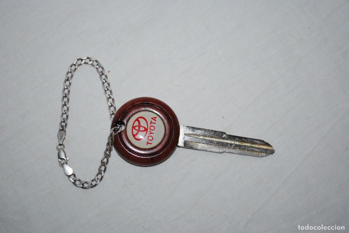 Antig&uuml;edades: LLAVE MARCA TOYOTA CON CADENA DE PLATA . - Foto 3