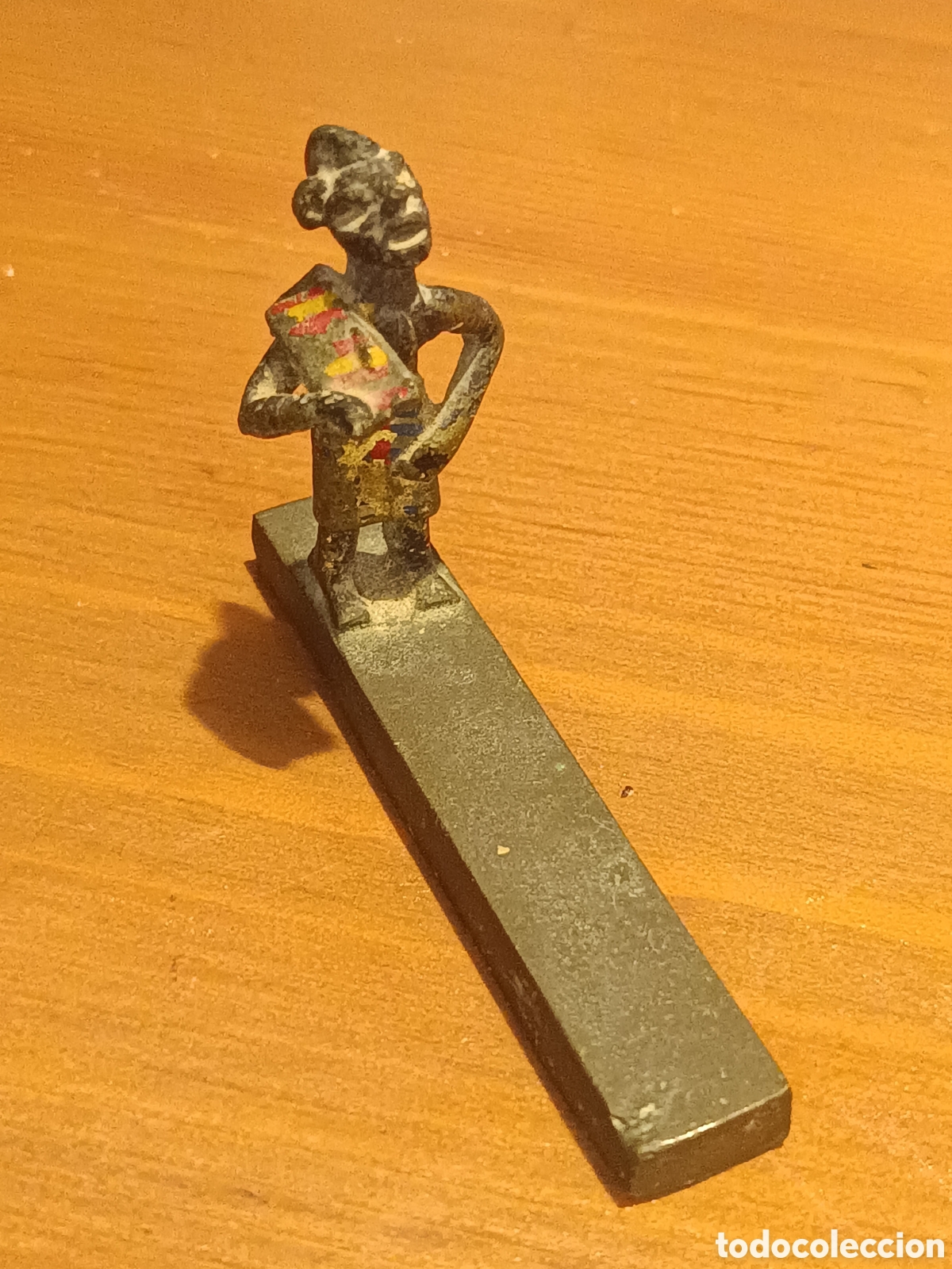 Antig&uuml;edades: Curioso reposa cubiertos de bronce con imagen &eacute;tnica africana