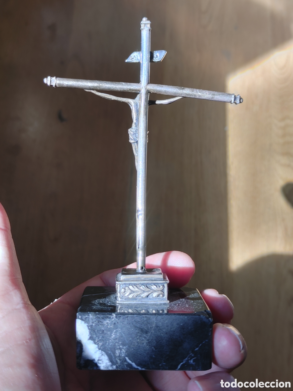 Antig&uuml;edades: Cristo en plata punzonada y base de marmol. - Foto 2