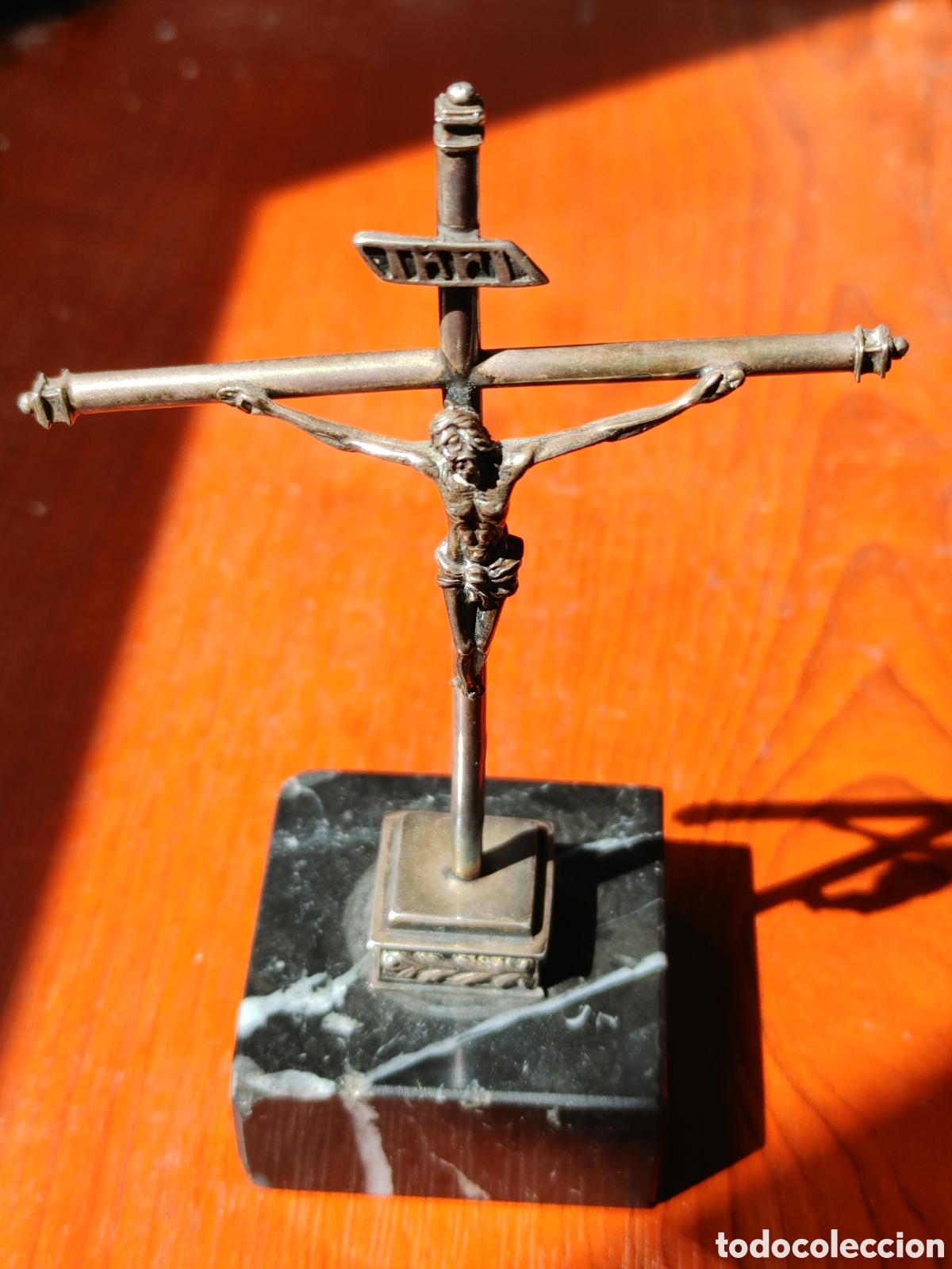 Antig&uuml;edades: Cristo en plata punzonada y base de marmol. - Foto 3