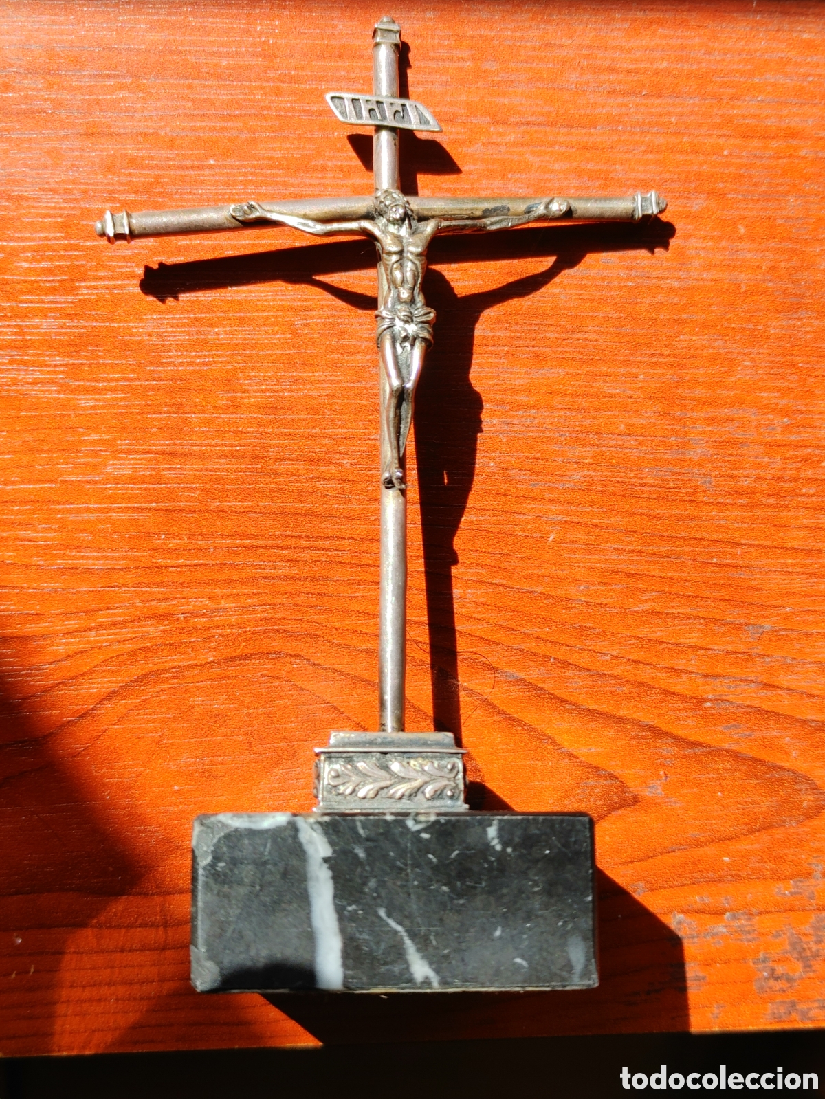 Antig&uuml;edades: Cristo en plata punzonada y base de marmol. - Foto 5