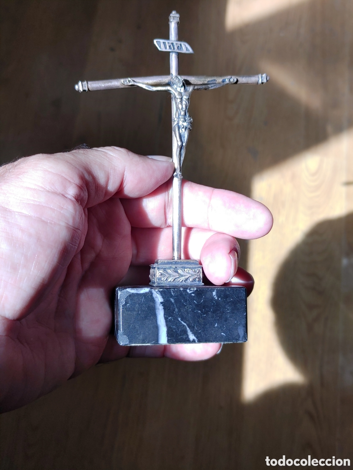 Antig&uuml;edades: Cristo en plata punzonada y base de marmol. - Foto 1