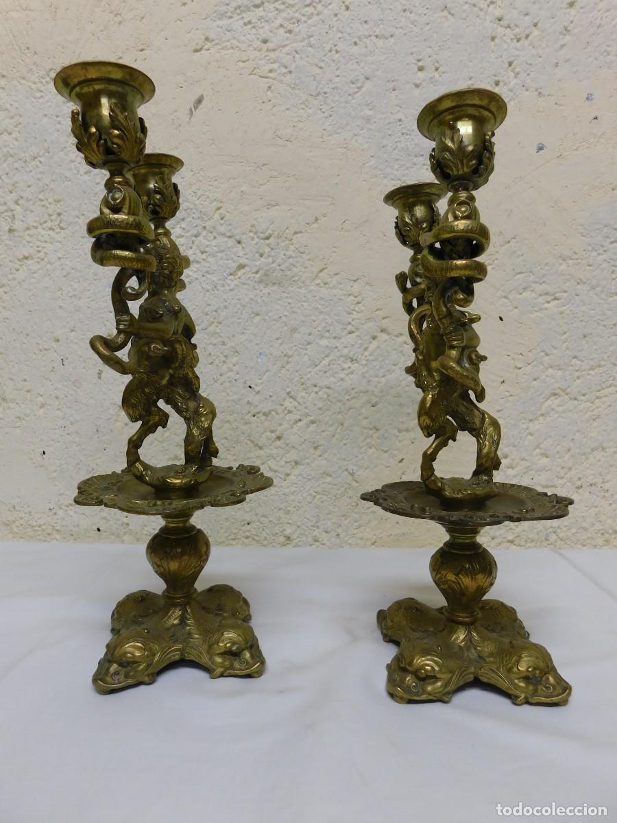 Antig&uuml;edades: PAREJA DE CANDELABROS DE BRONCE - Foto 8