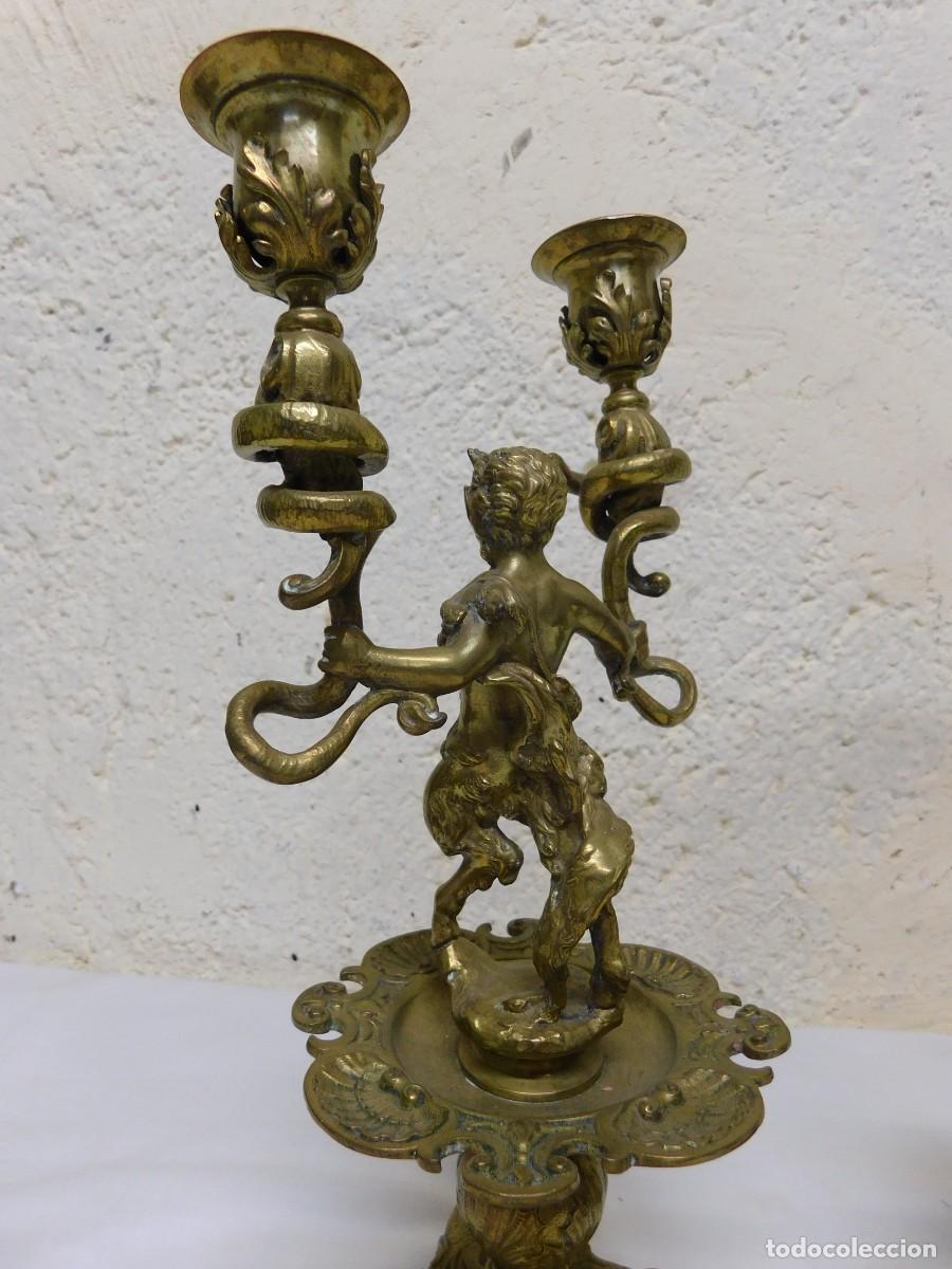 Antig&uuml;edades: PAREJA DE CANDELABROS DE BRONCE - Foto 9
