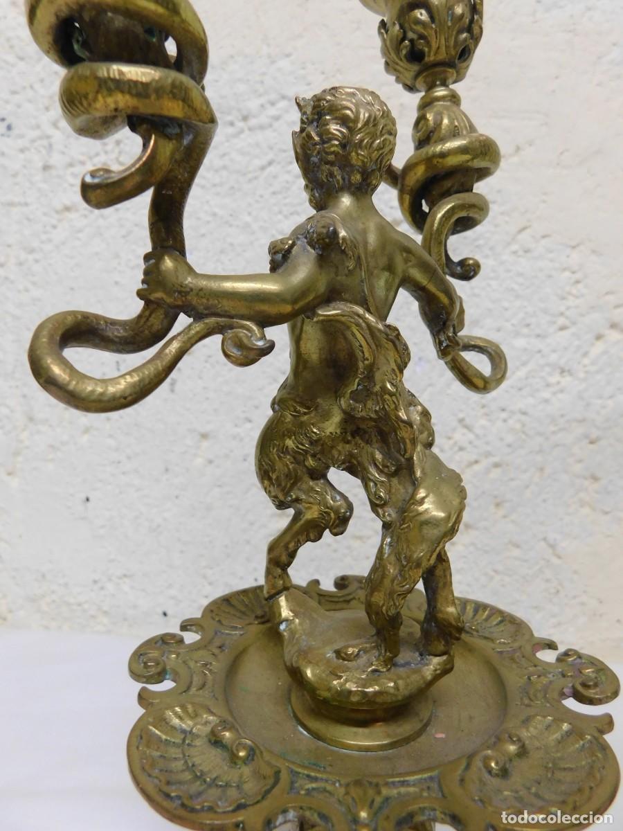 Antig&uuml;edades: PAREJA DE CANDELABROS DE BRONCE - Foto 10