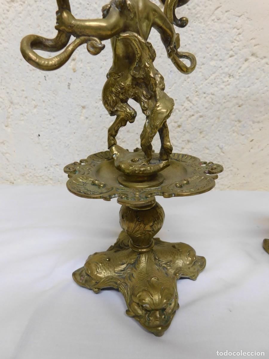 Antig&uuml;edades: PAREJA DE CANDELABROS DE BRONCE - Foto 11